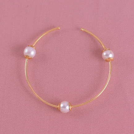 Pearls Bangle Bracelet crafted in alloy and yellow gold polished