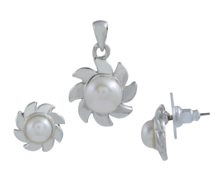 Fresh Water Button Pearl Pendants Set with Alloy metal JATP0529
