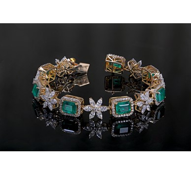 Diamond emerald bracelet in Gold