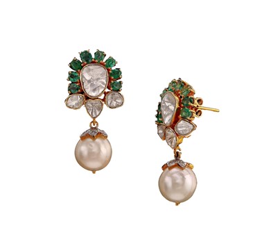 Gold earrings with polkis and emerald