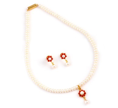 Pearls and Corals necklace and earrings set.